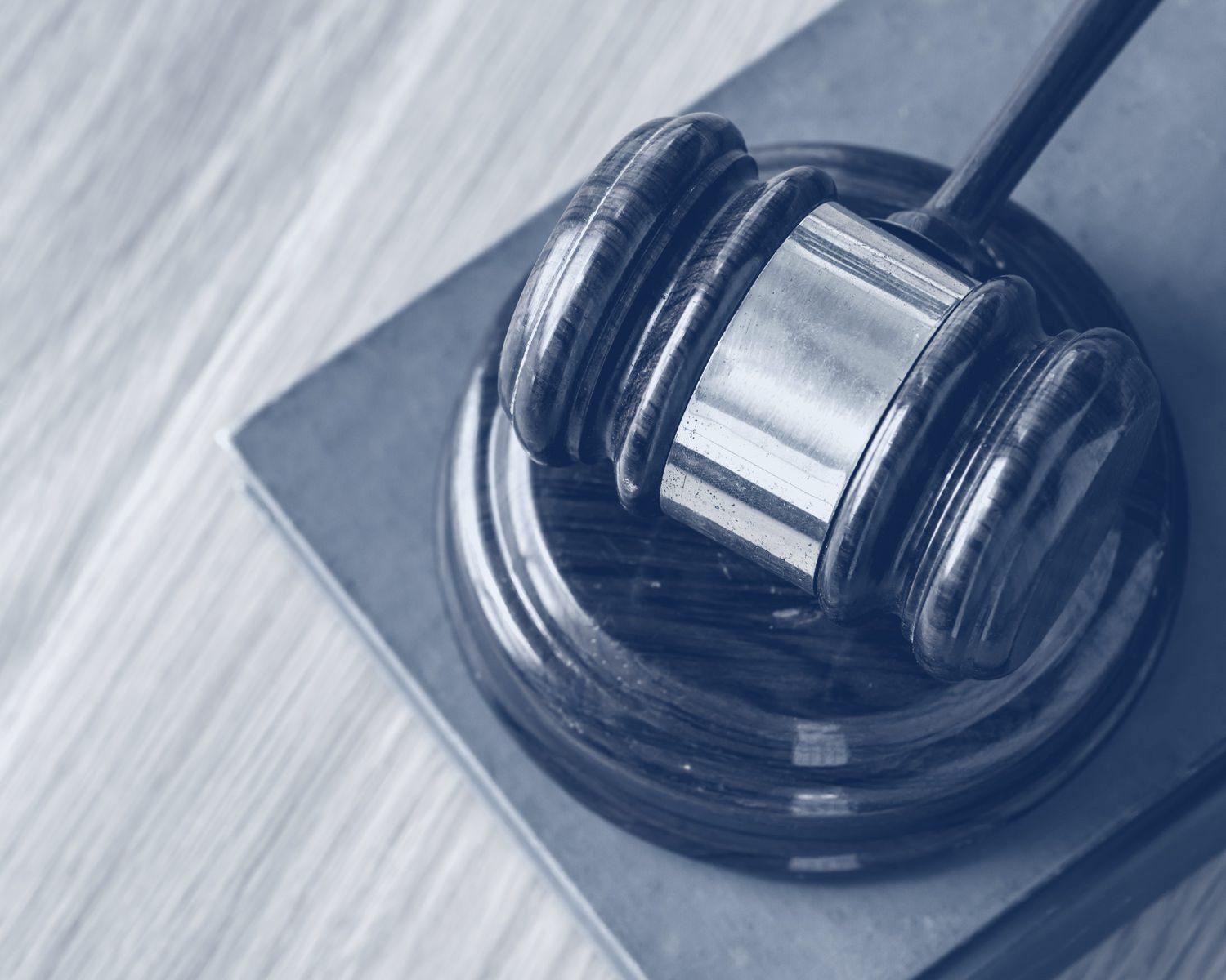 Mazo de juez sobre la mesa de un tribunal